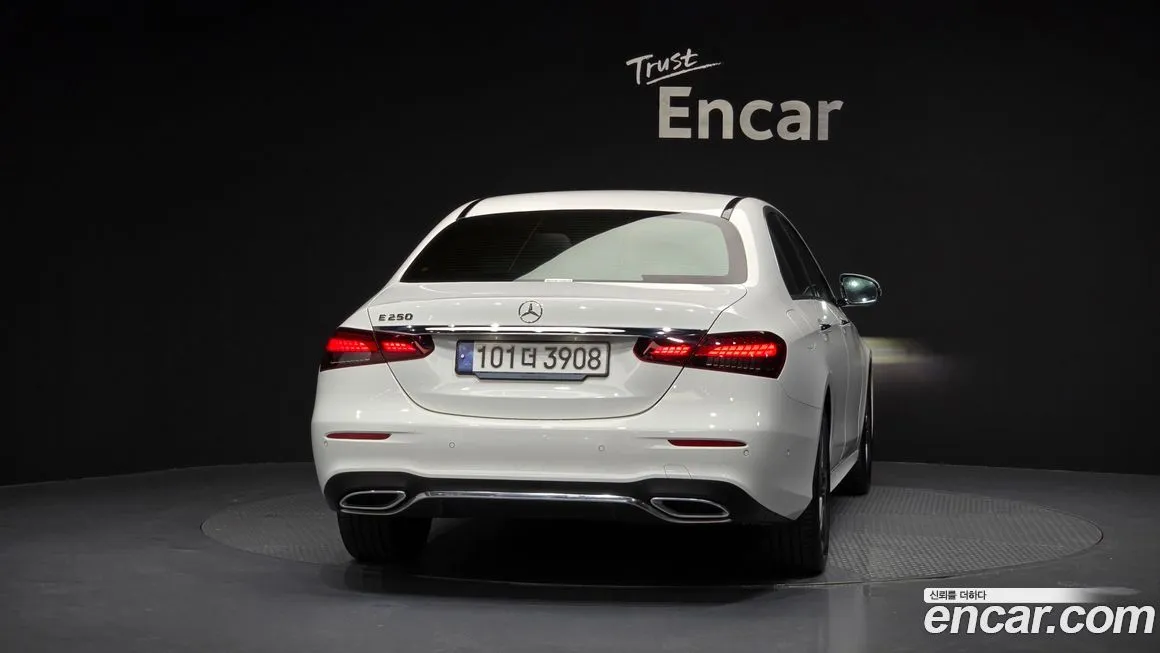 Mercedes-Benz E-Class — фото 4