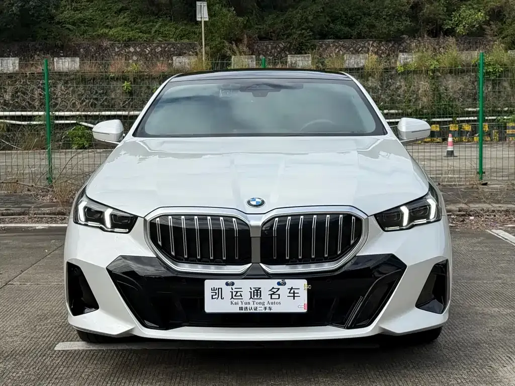 BMW 5 Series — фото 1