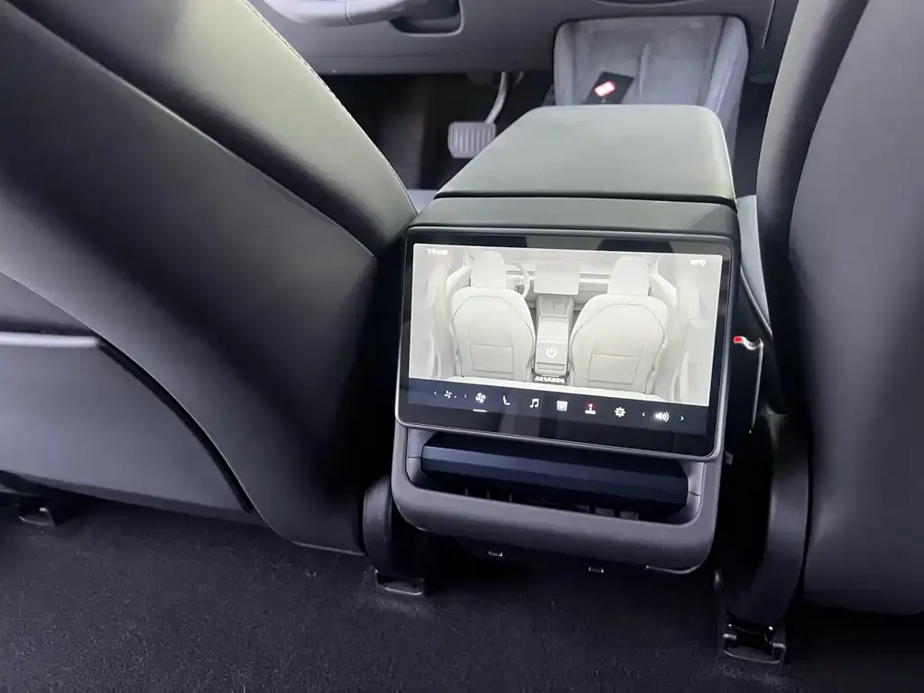 Tesla Model 3 — фото 9