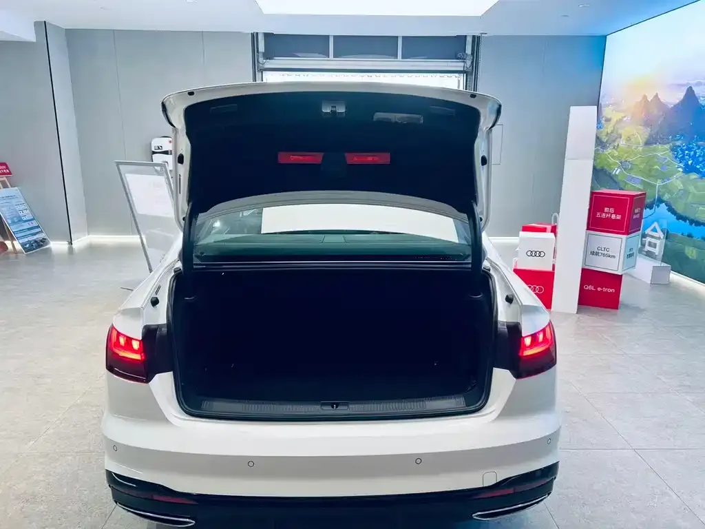 Audi A4L 2023 из CN, фото 6