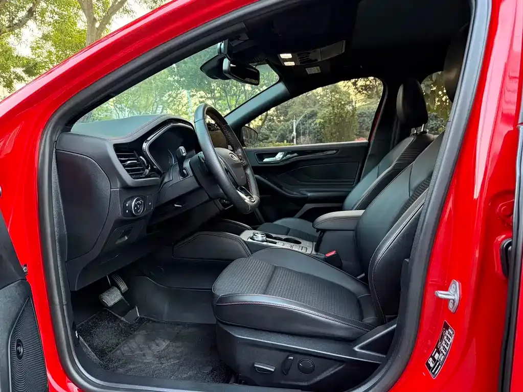 Ford Focus 2022 из CN, фото 4