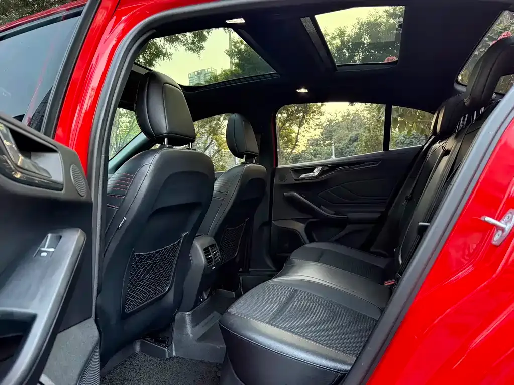 Ford Focus 2022 из CN, фото 6