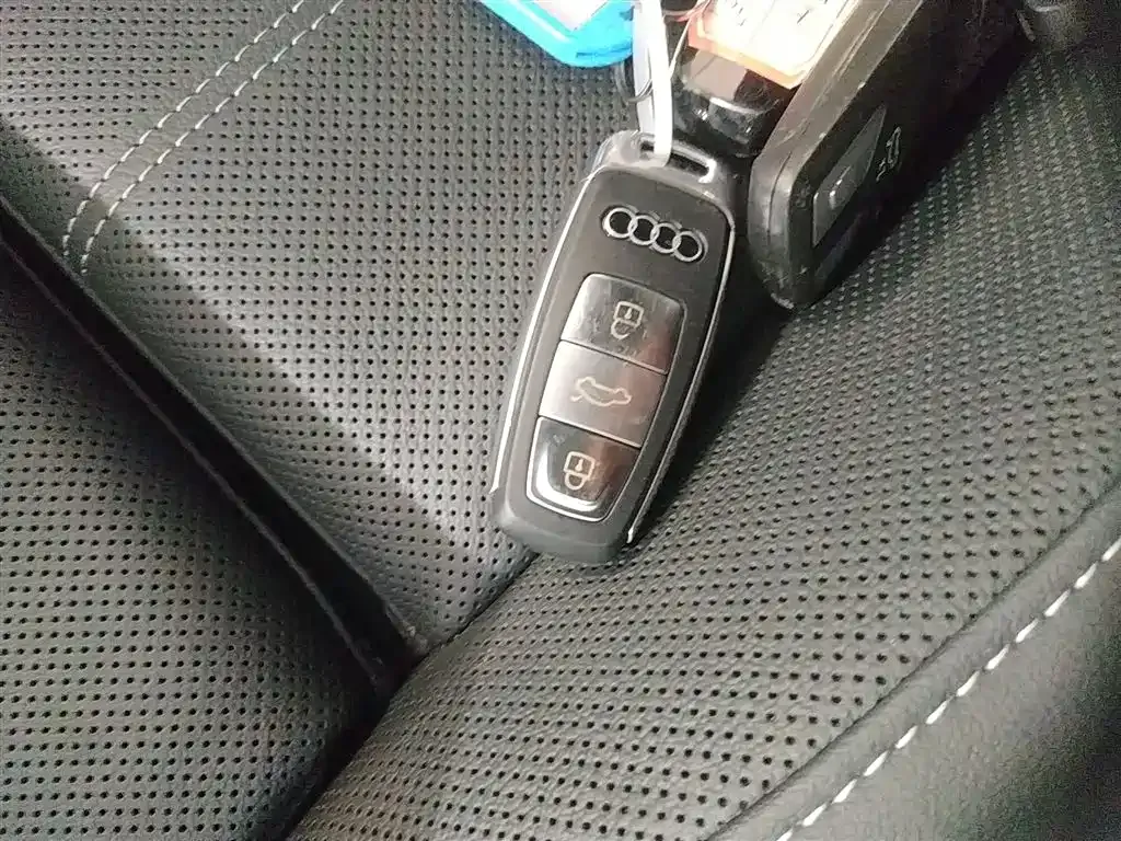 Audi A4L 2023 из CN, фото 9