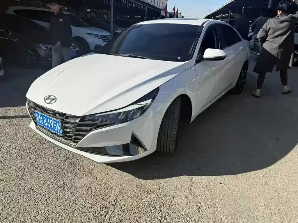 Hyundai Elantra — фото 1