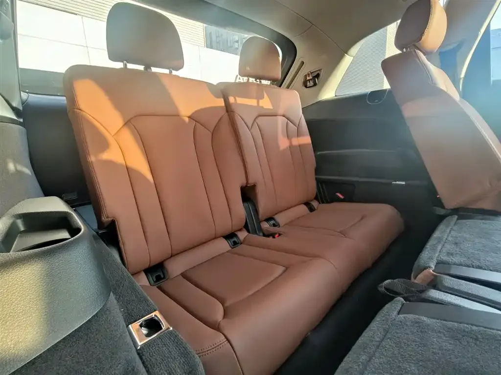 Audi Q7 2024 из CN, фото 7