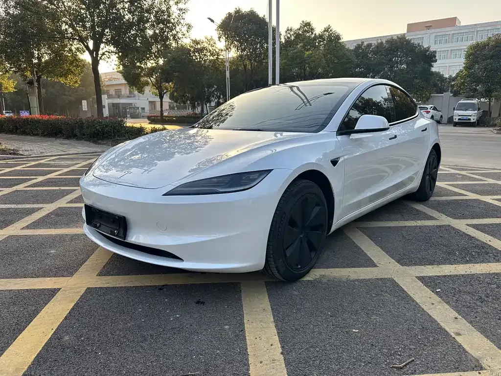 Tesla Model 3 — фото 1