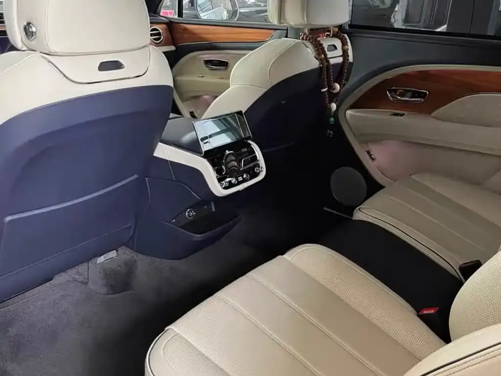 Bentley Bentayga 2023 из CN, фото 6