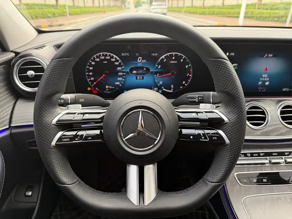 Mercedes-Benz E-Class — фото 10