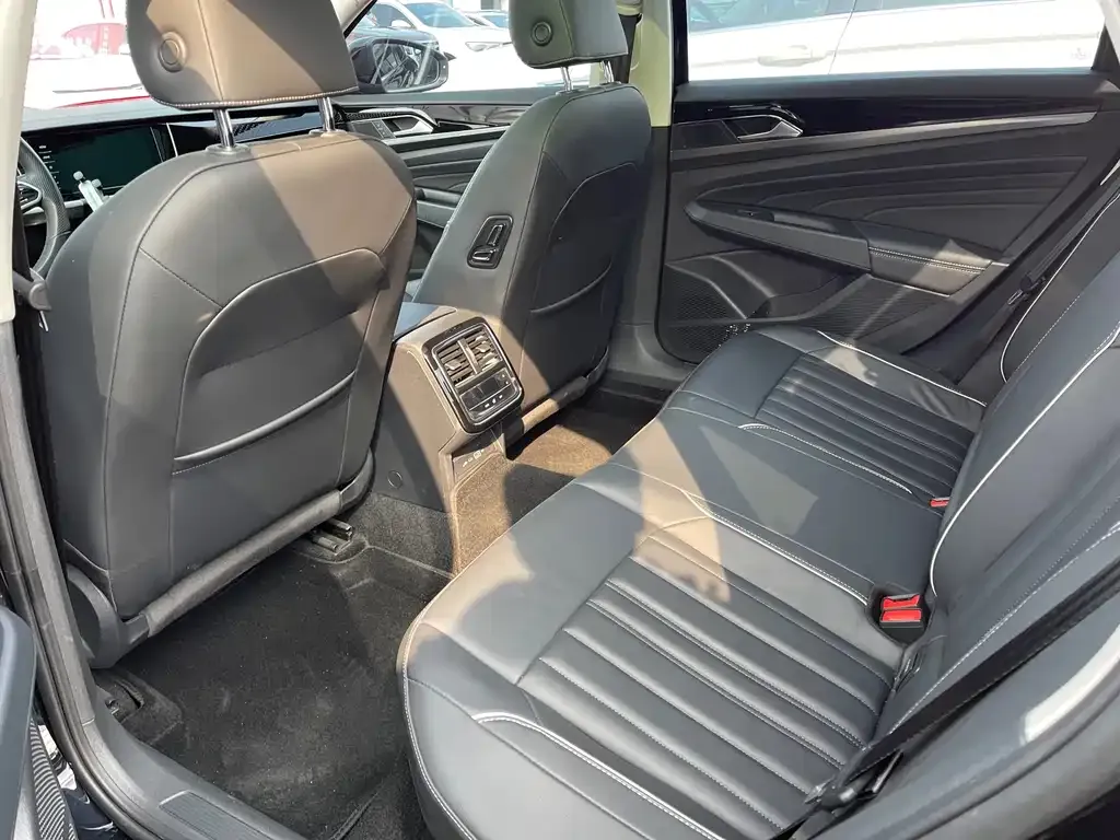 Volkswagen Passat 2023 из CN, фото 5