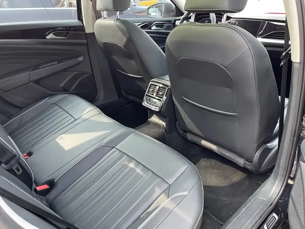Volkswagen Passat 2023 из CN, фото 7