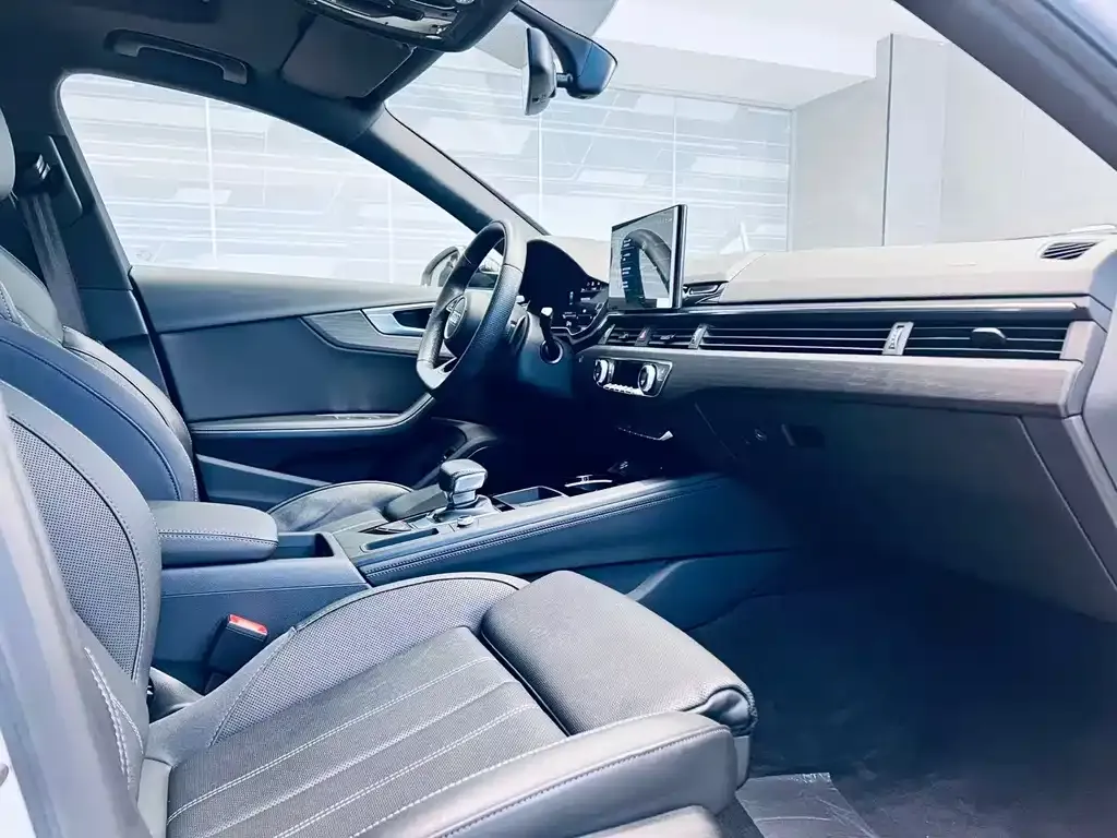 Audi A4L 2023 из CN, фото 10