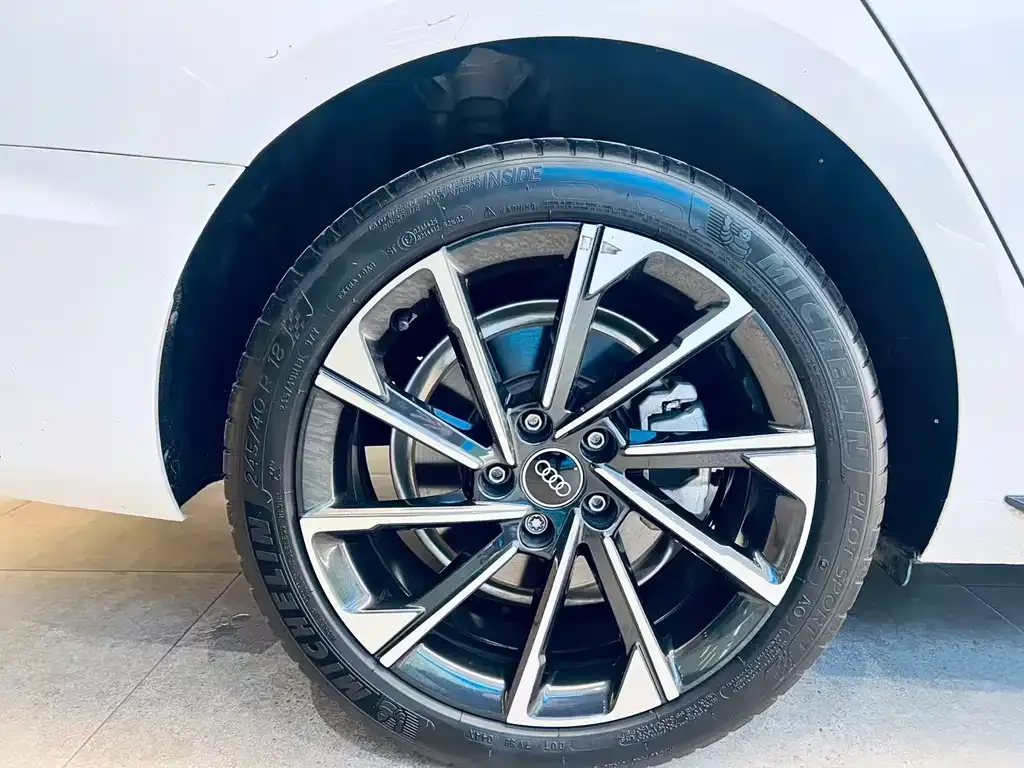 Audi A4L 2023 из CN, фото 9