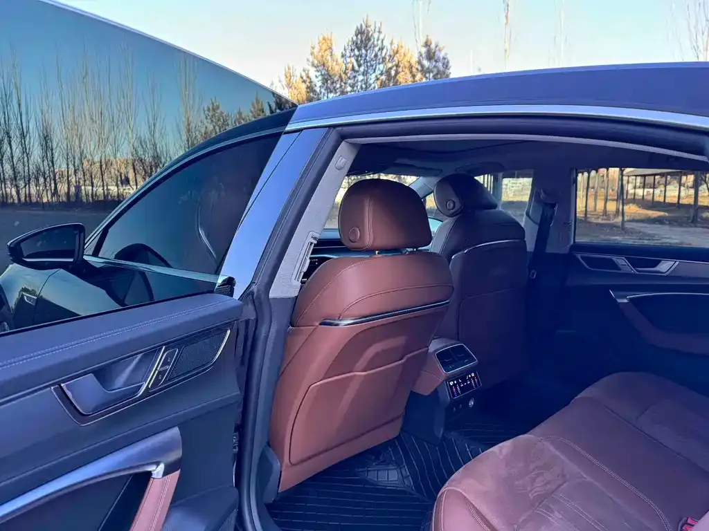 Audi A7L 2024 из CN, фото 6