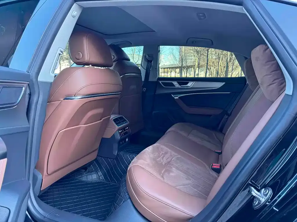 Audi A7L 2024 из CN, фото 8