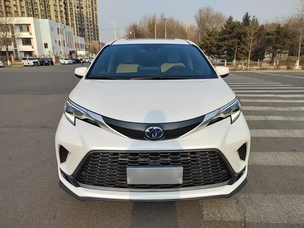Toyota Granvia 2023 из CN, фото 3