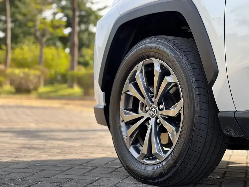 Toyota RAV4 — фото 10