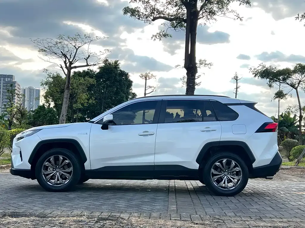 Toyota RAV4 — фото 5