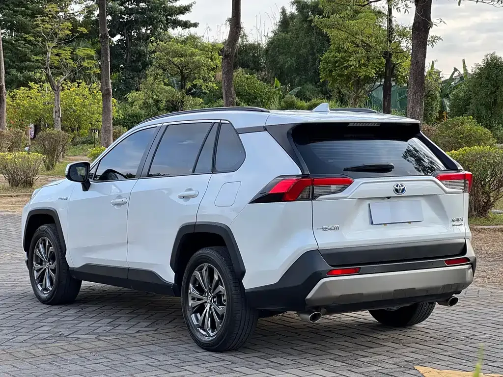 Toyota RAV4 — фото 6