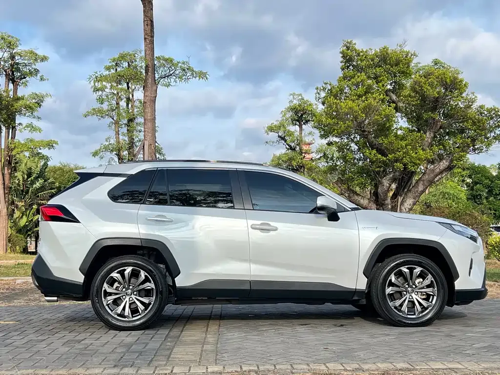 Toyota RAV4 — фото 9