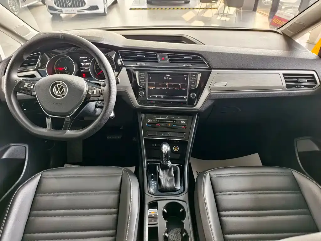 Volkswagen Touran 2022 из CN, фото 10
