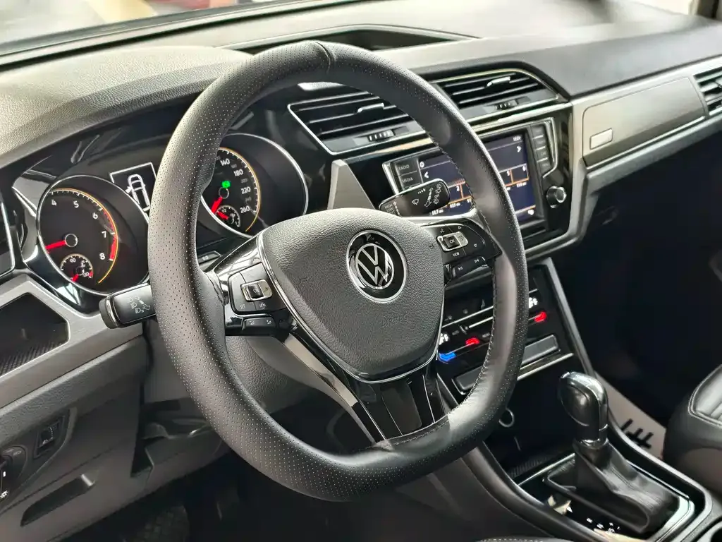Volkswagen Touran 2022 из CN, фото 8