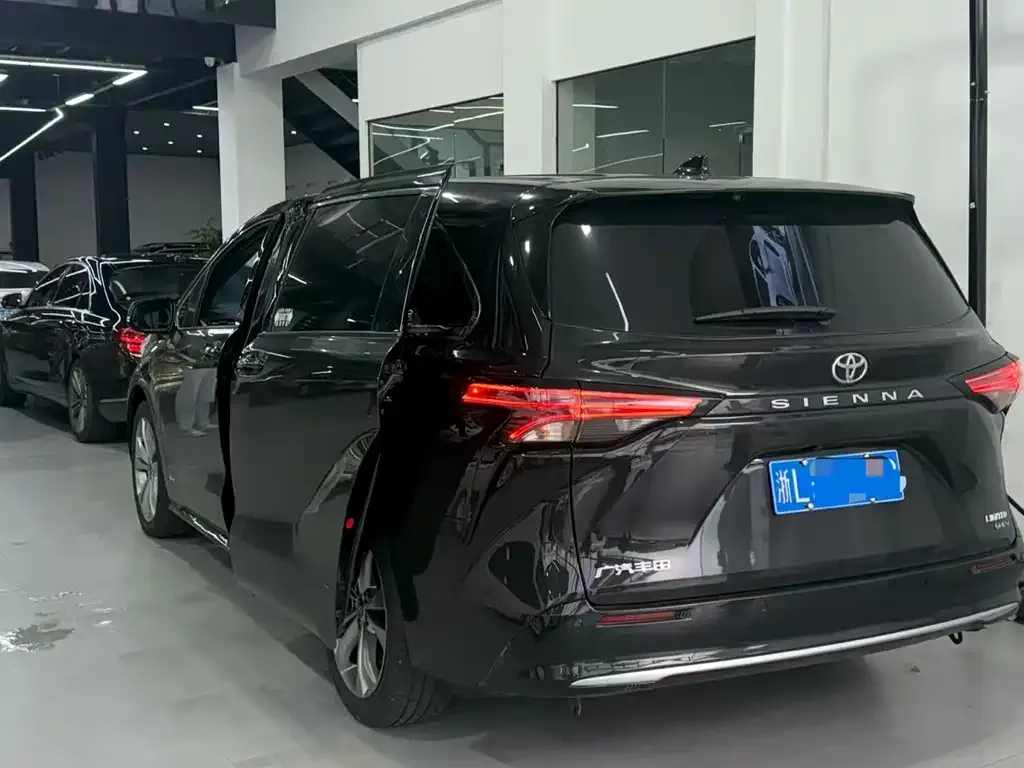 Toyota Sienna 2024 из CN, фото 2