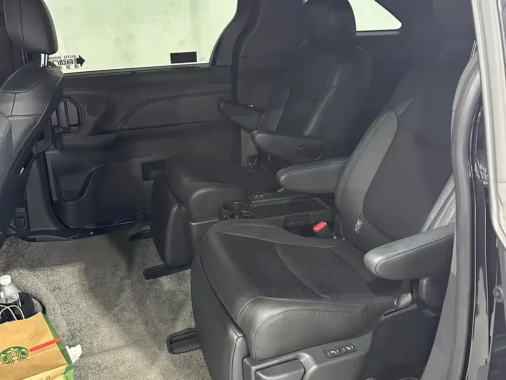 Toyota Sienna 2024 из CN, фото 5