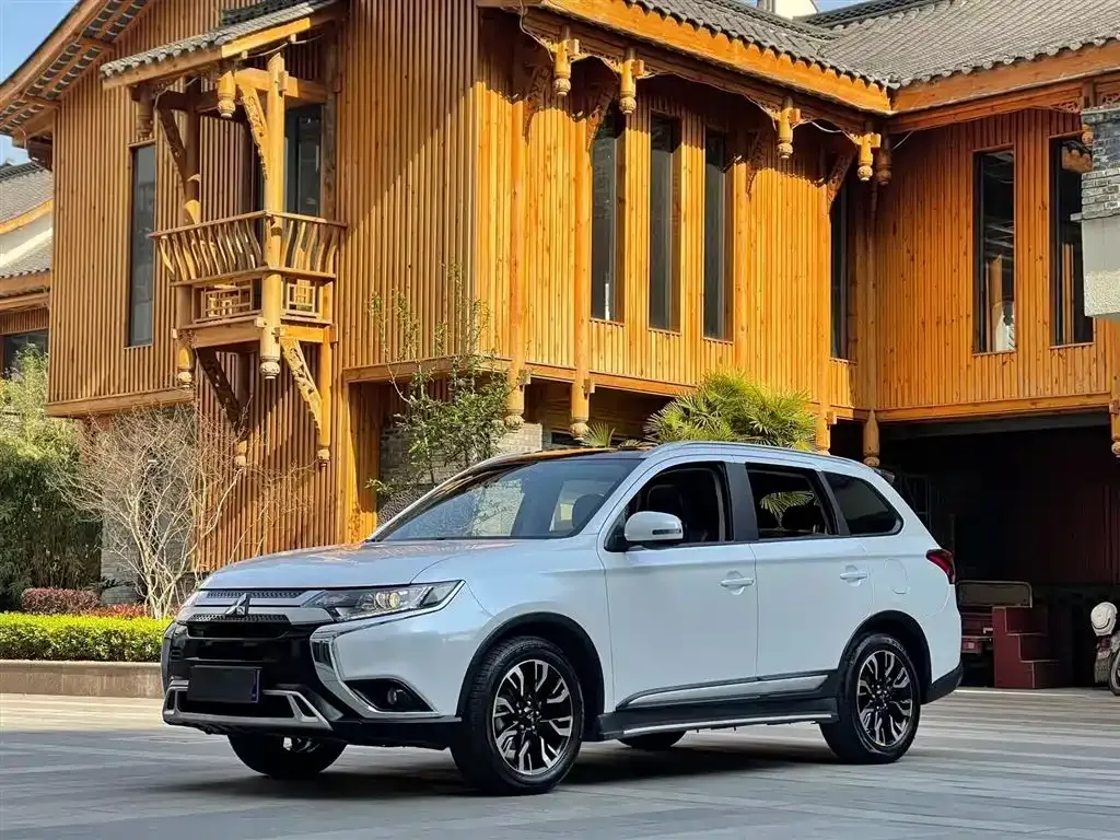 Mitsubishi Outlander 2021 из CN, фото 1