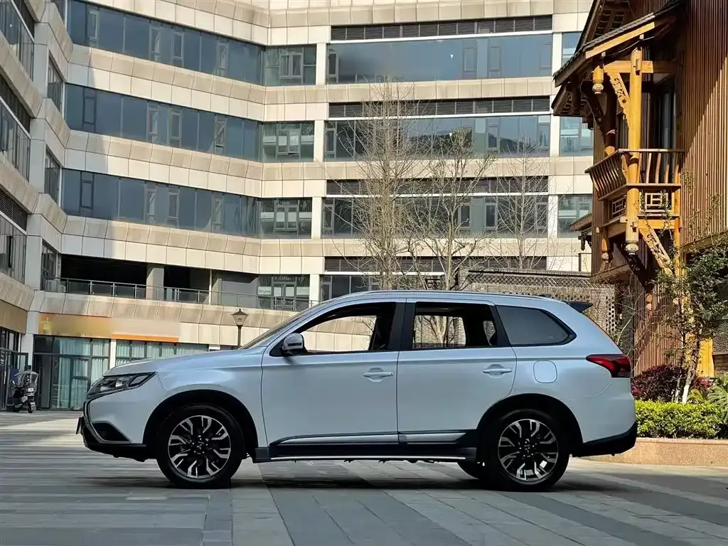 Mitsubishi Outlander 2021 из CN, фото 5