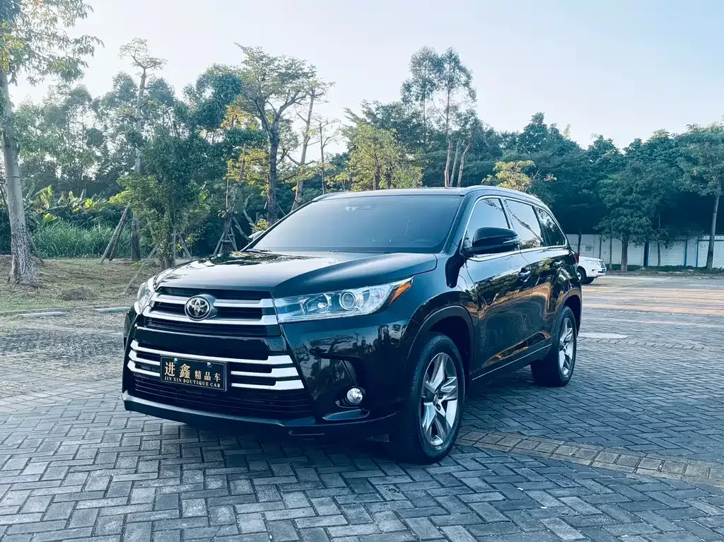 Toyota Highlander — фото 1