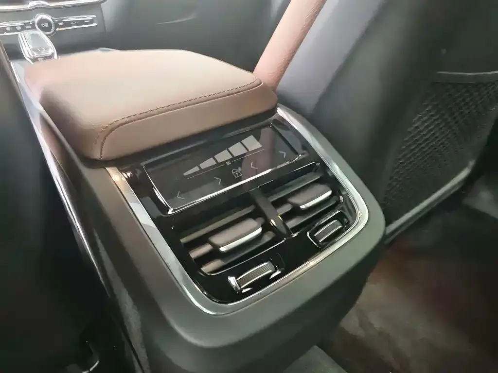 Volvo XC60 2023 из CN, фото 9