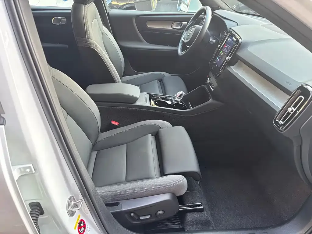 Volvo XC40 — фото 10