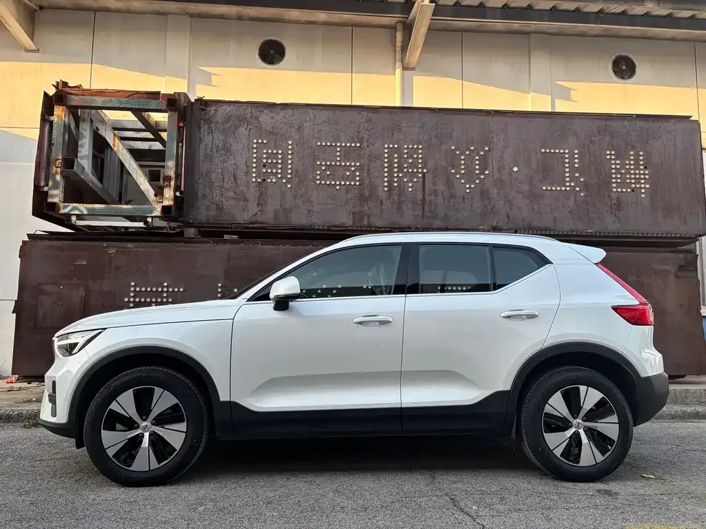 Volvo XC40 — фото 7