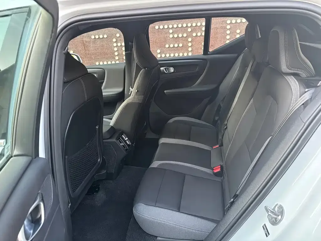 Volvo XC40 — фото 9