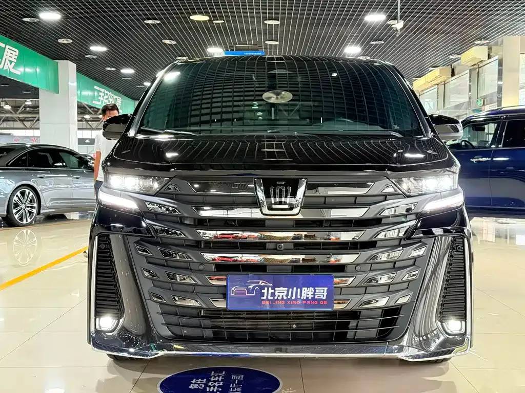 Toyota Vellfire — фото 1