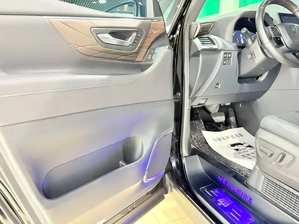 Toyota Vellfire — фото 6
