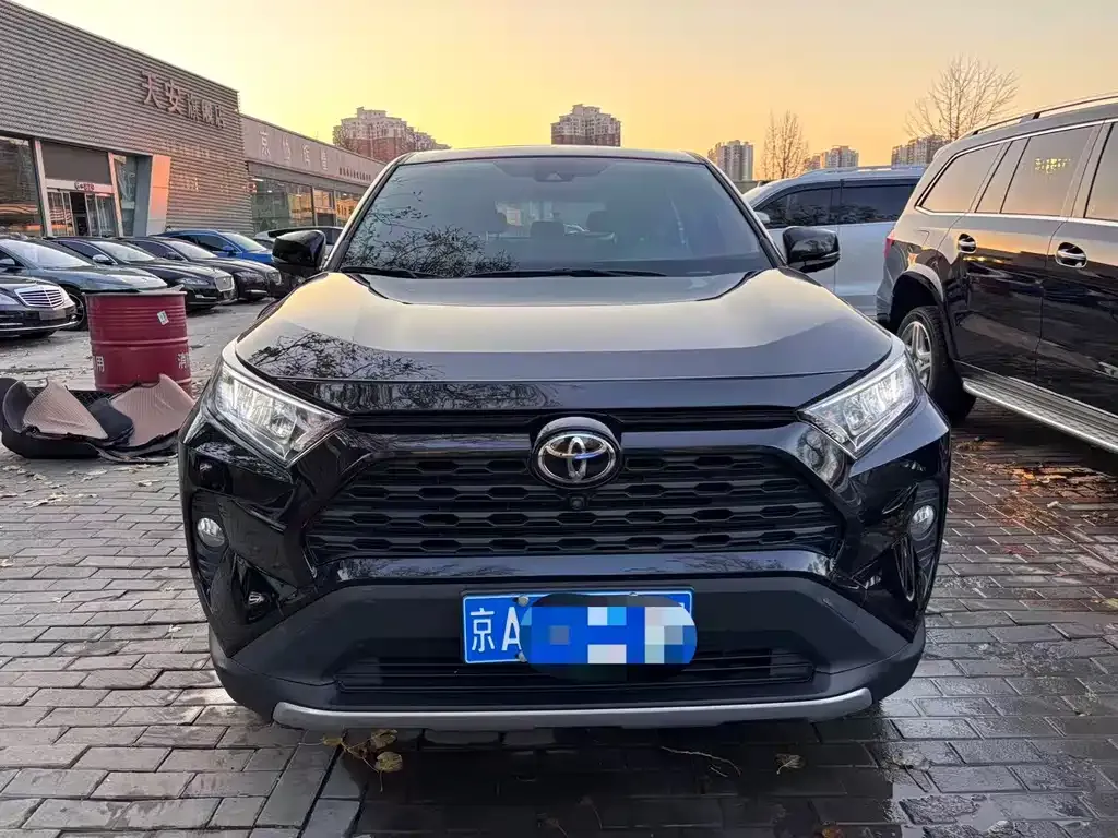 Toyota RAV4 — фото 2