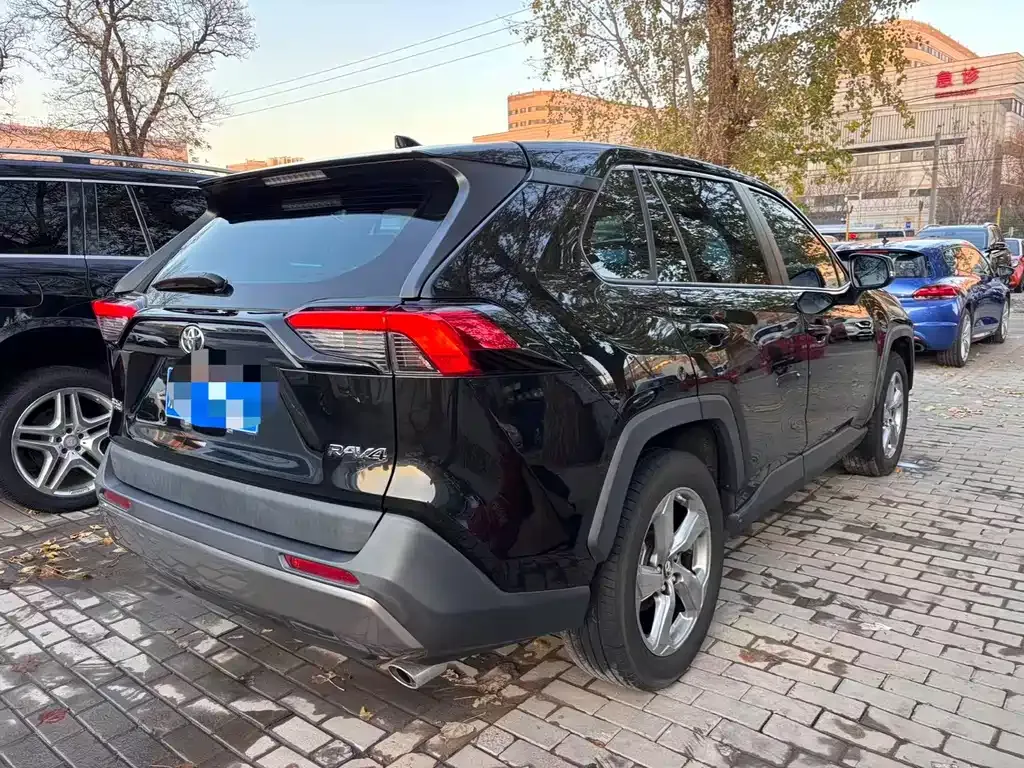 Toyota RAV4 — фото 3