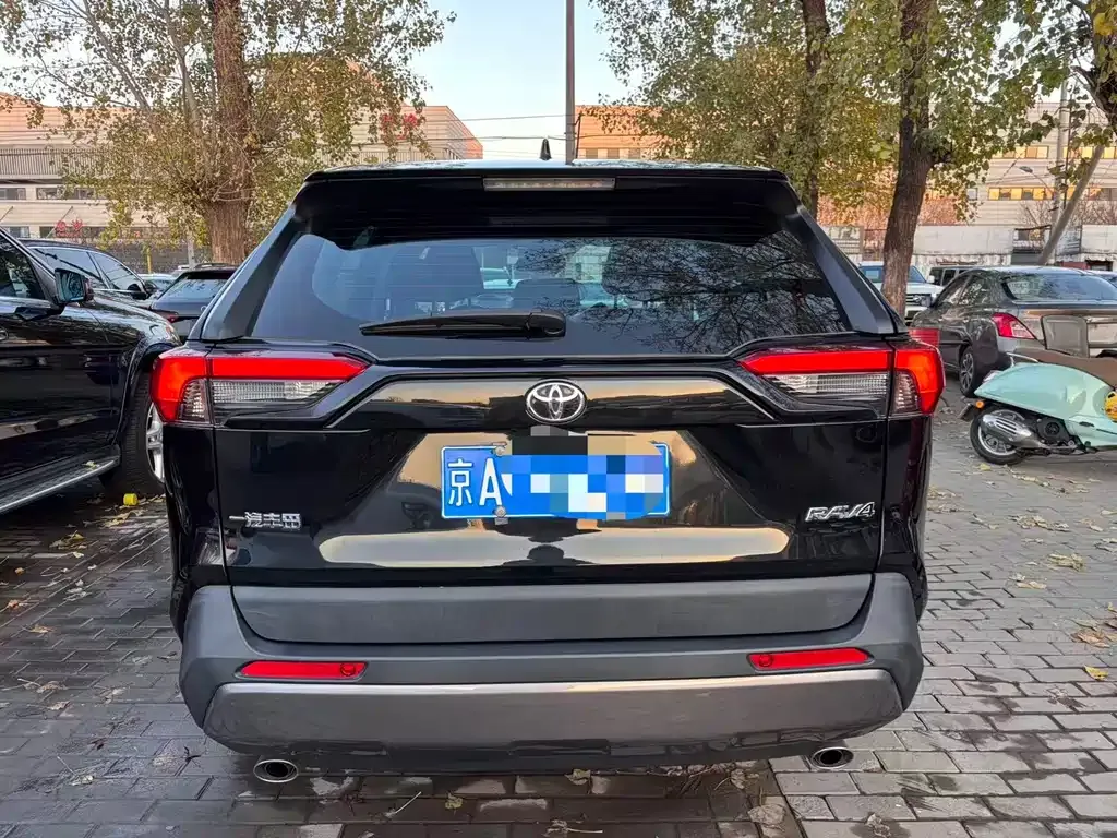 Toyota RAV4 — фото 4