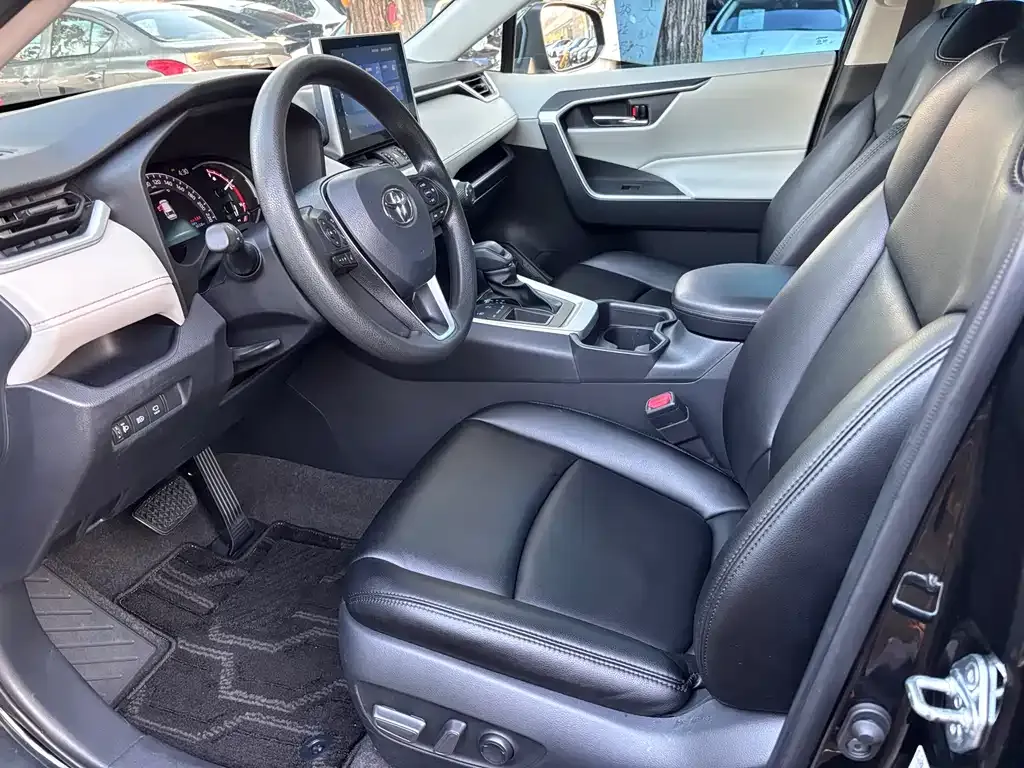 Toyota RAV4 — фото 5