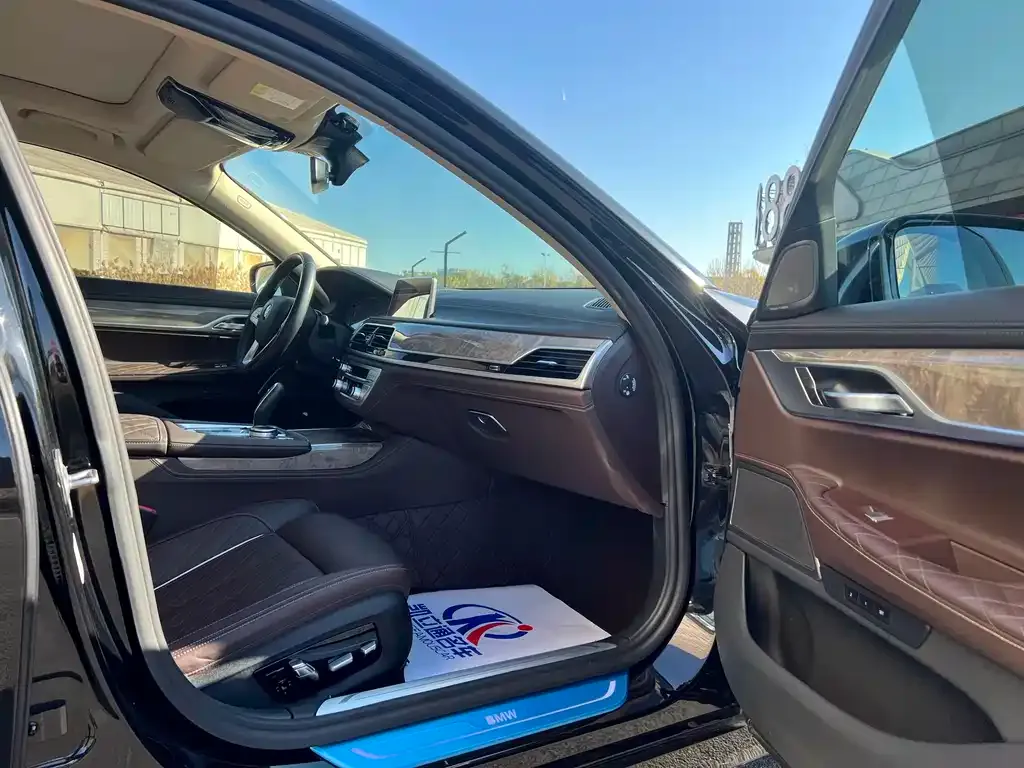 BMW 7 Series 2023 из CN, фото 10