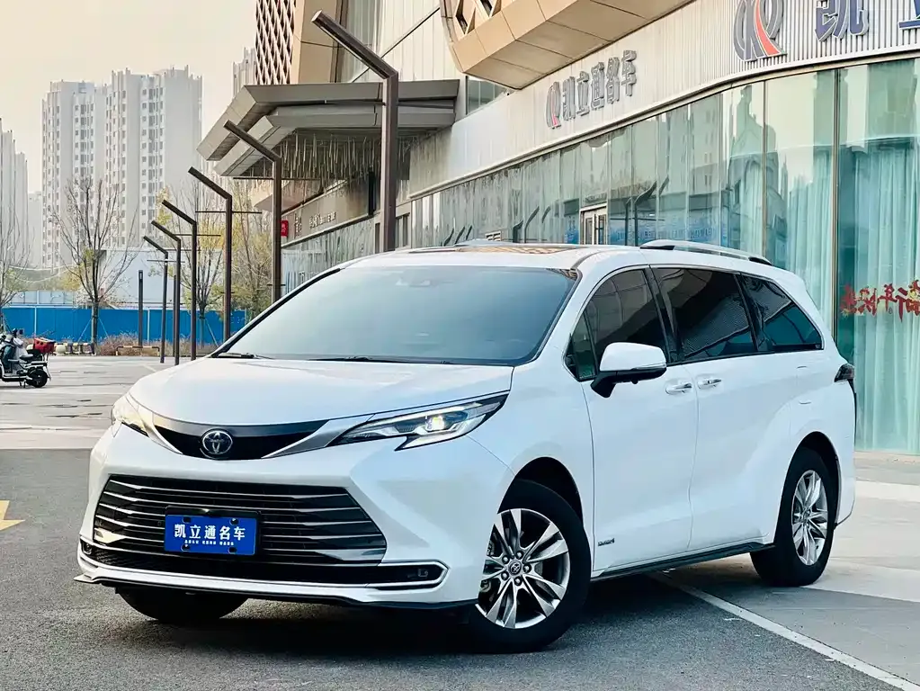 Toyota Sienna — фото 1