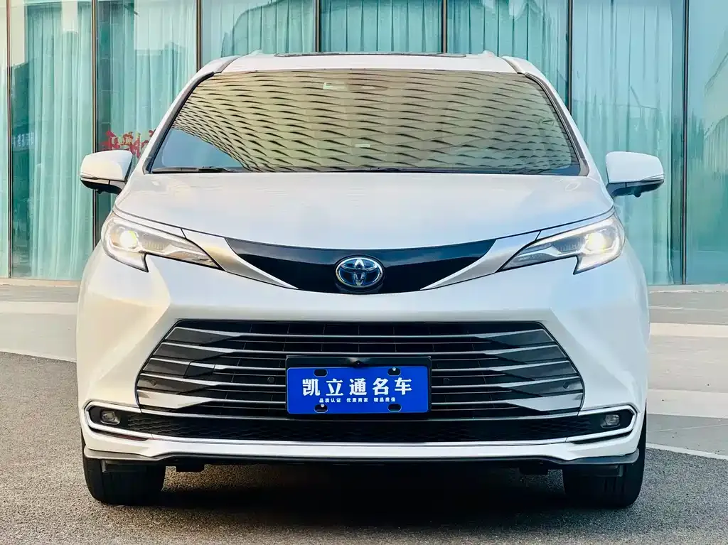 Toyota Sienna — фото 2