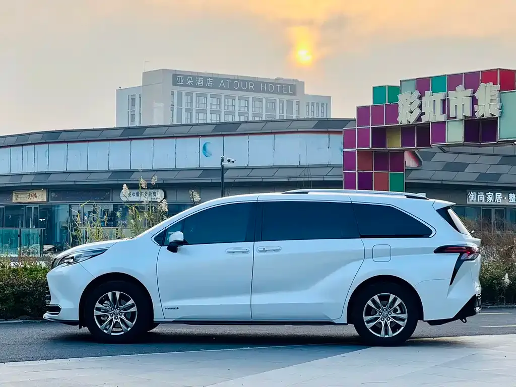 Toyota Sienna — фото 3