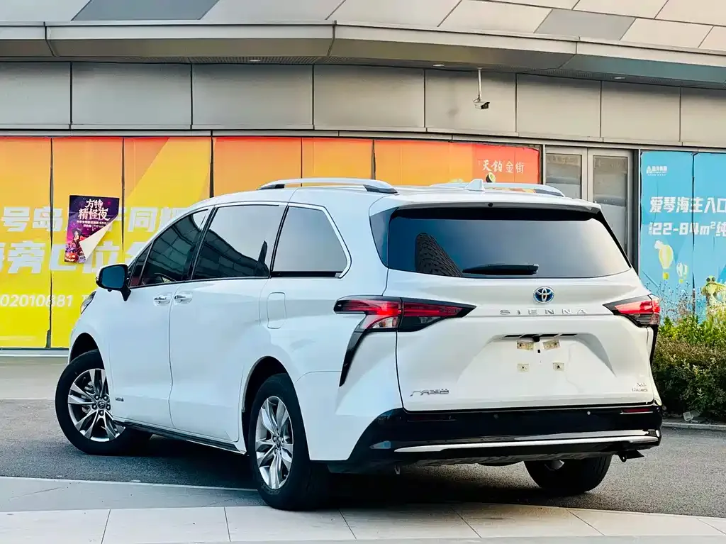 Toyota Sienna — фото 4