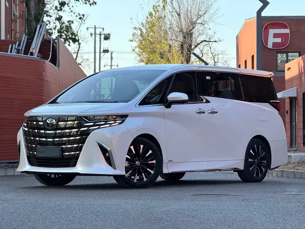 Toyota Alphard — фото 1