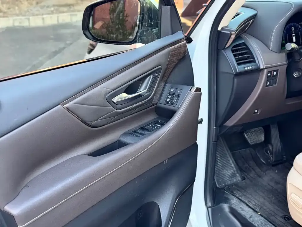 Toyota Alphard — фото 9