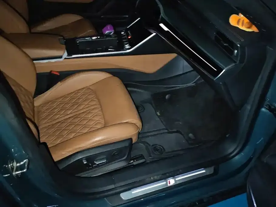 Audi A7L 2021 из CN, фото 8