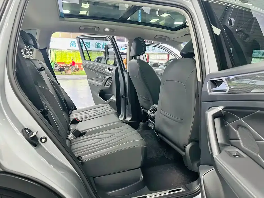 Volkswagen Tiguan L — фото 10