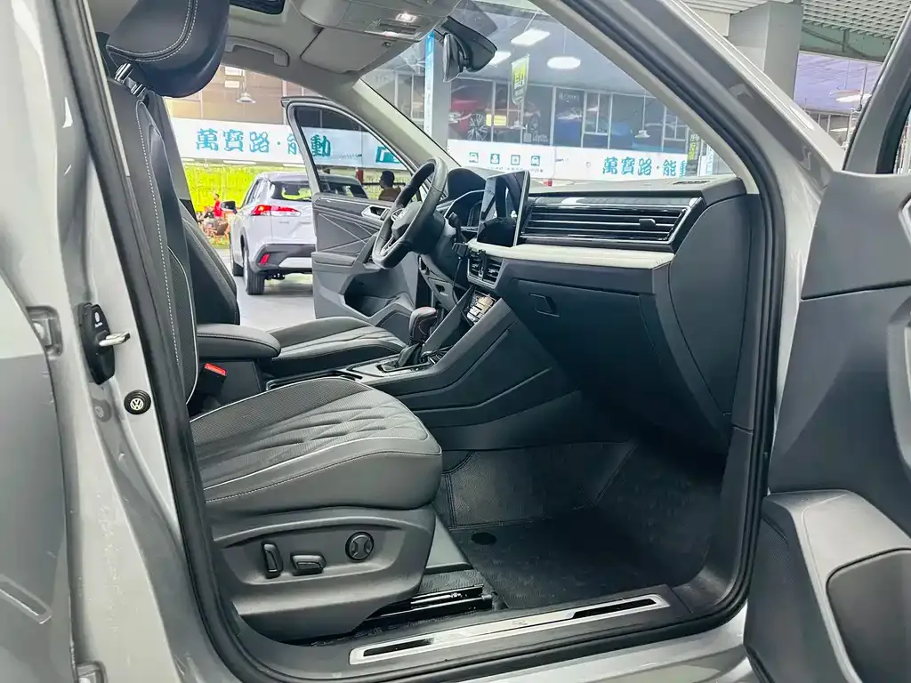 Volkswagen Tiguan L — фото 9